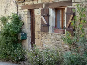 Bruniquel - Ingresso di una casa in pietra con piante e fiori