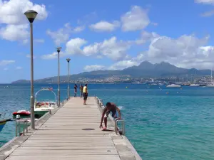 Bucht Mitan - Angegesteg mit Blick auf die Bucht von Fort-de-France und die Bergspitzen des Carbet