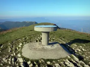 Bugey - Table d'orientation du Grand Colombier (montagne du massif du Jura) avec vue sur le paysage préservé alentour