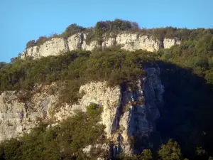 Bugey - Bas-Bugey : parois rocheuses (falaises) de la cluse des Hôpitaux