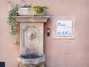 Buis-les-Baronnies - Brunnen des Place aux Herbes