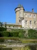 Busset城堡 - 猎户座塔和俯瞰意大利花园的主楼