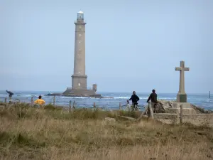 Cabo de la Hague - Gorras carretera: faro en el mar (el canal), el Calvario, andadores, bicicletas, hierba, paisaje de la península de Cotentin