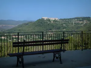 La Cadière-d'Azur - Banc et rambarde avec vue sur le village du Castellet