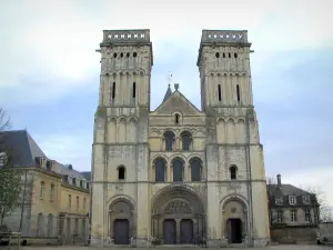 Caen - Abbaye-aux-Dames abbey: Trinity church and convent buildings