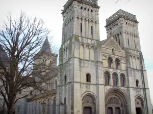 Caen - Abbaye-aux-Dames: Trinity church and tree