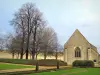 Caen - Bäume, Rasen, Sträucher und Kirche Saint-Georges, innerhalb des Schlosses, bewölkter Himmel