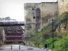 Caen - Zugbrücke, das herzogliche Schloß (Festung), das das Museum der schönen Künste und das Museum der Normandie birgt, und Haus der Quatrans (Fachwerkhaus) im Hintergrund