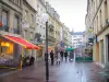 Caen - Calle de la ciudad con casas, tiendas, cafés y alumbrado público