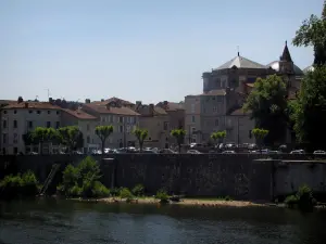 Cahors - Cattedrale di Santo Stefano, le case della città vecchia, gli alberi e fiume (il lotto), in Quercy