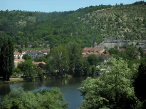 Cahors - River (Lot), alberi, edifici, campanile della chiesa del Sacro Cuore e la collina, in Quercy