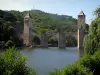 Cahors - Brücke Valentré (befestigte Brücke), Fluss (der Lot) und Bäume, im Quercy