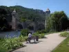 Cahors - Promenade, umgeben mit Blumen, mit Blick auf die Brücke Valentré (befestigte Brücke), den Fluss (der Lot) und die Bäume, im Quercy