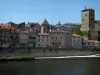 Cahors - Häuser der Altstadt, Turm des Schlosses Roi, Kais, Ufer und Fluss (der Lot), im Quercy