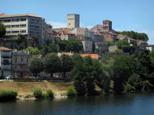 Cahors - District intorno al palazzo con Soubirous Dueze (girare Giovanni XXII), il campanile di Saint-Barthélemy chiesa e le case, bacino, alberi e fiume banca (Lot), in Quercy