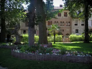 Cahors - Piazza Olivier de Magny (fiori, prati e alberi) e le case sulla strada di orata, in Quercy