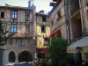 Cahors - Fachwerkhäuser und Terrasse eines Restaurants der Altstadt, im Quercy