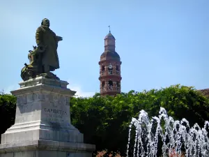 Cahors - Statua di Gambetta, getti d'acqua invece di François Mitterrand, e gli alberi intorno al Gambetta college, in Quercy