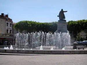 Cahors - Fontane di Place François Mitterrand, la statua di Gambetta, alberi e case, in Quercy