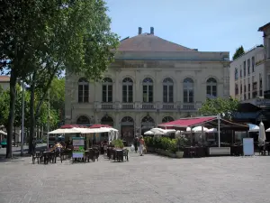 Cahors - Teatro Comunale, alberi e caffè all'aperto di Place François Mitterrand, nel Quercy