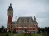 Calais - Jardín, Town Hall (Ayuntamiento de ladrillo y piedra) y de su campanario