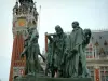 Calais - Monumento a los Burgueses de Calais (escultura en bronce de Rodin), el ayuntamiento (alcaldía) y el campanario en el fondo