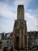 Calais - Tour du Guet, place d'Armes, drapeaux et habitations