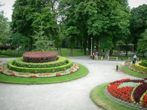 Calais - Parc Saint-Pierre avec allées, parterres de fleurs, bancs et arbres