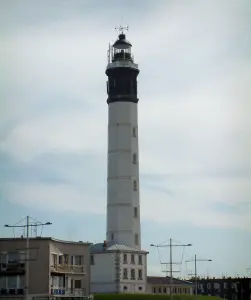 Calais - Phare et habitations