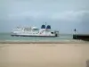 Calais - Côte d'Opale : plage de sable, jetée et mer du Nord avec un paquebot (ferry)