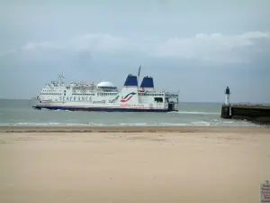 Calais - Côte d'Opale : plage de sable, jetée et mer du Nord avec un paquebot (ferry)