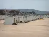 Calais - Plage de sable, cabines alignées et maisons
