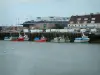 Calais - Puerto con los barcos amarrados en el muelle, los edificios en el fondo