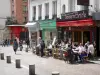 Calle Mouffetard - Terraza del restaurante y tiendas de la Rue Mouffetard