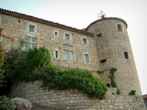 Callian - Castillo con su torre, pared de piedra y arbustos