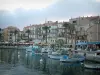 Calvi - Segel- und Jachthafen, Angelboote, Kais, Palmen, Terrassen von Kaffees und von Restaurants, Häuser