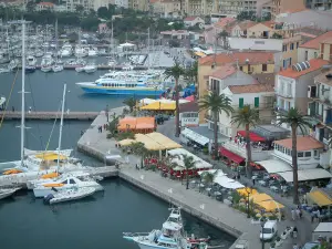 Calvi - Port de plaisance (la marine), bateaux, voiliers, quais, terrasses de cafés et de restaurants, maisons