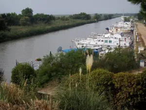 Camargue del Gard - Petite Camargue Canal Rhône a Sète, ormeggiate barche