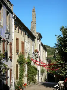 Camon - Fachadas de casas en la aldea amurallada