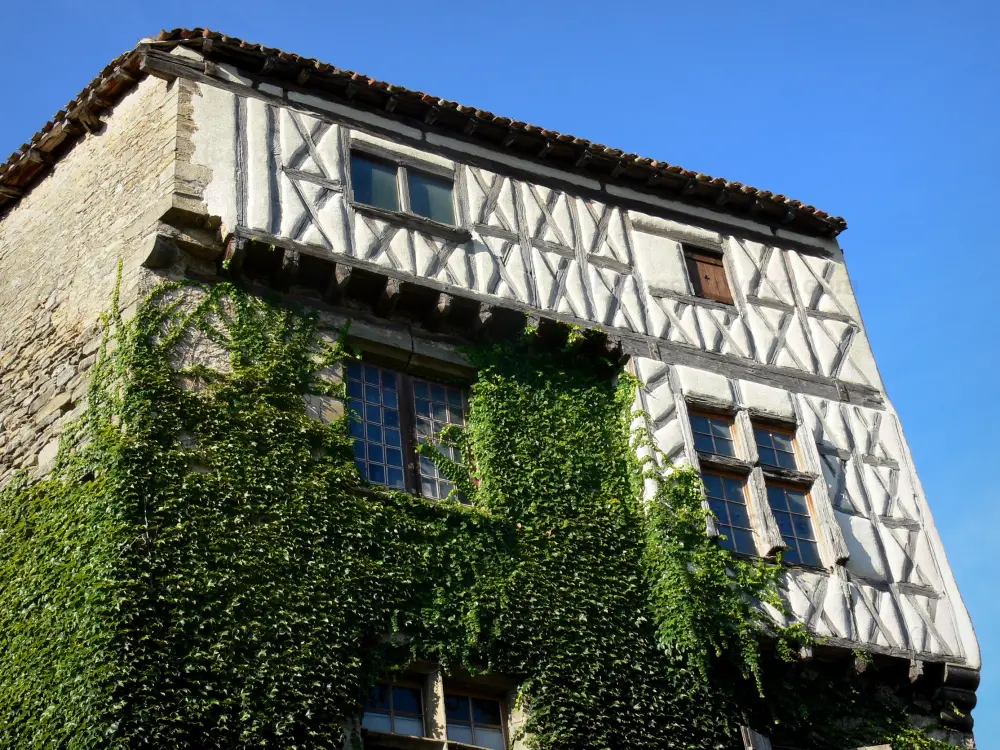 Camon - Maison haute et sa façade à colombages ornée de lierre