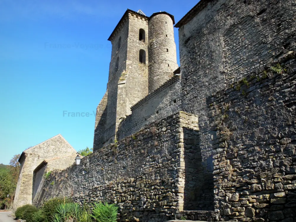 Camon - Clocher de l'église (ancienne abbatiale) et remparts