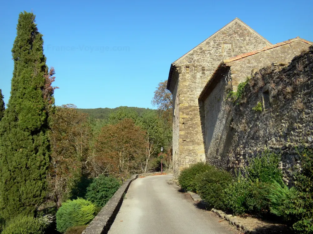 Camon - Promenade le long des remparts menant à l'ancienne abbaye