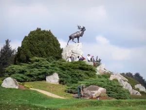 Campi di battaglia della Somme - Circuito della Memoria: Memorial Park, Beaumont Hamel Terranova Memorial, la statua di bronzo e caribù punto di vista del tumulo Caribou