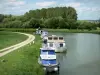 Canal van de Ardennen - Boten afgemeerd op het Canal des Ardennes, in een groene omgeving, in Pont-à-Bar, in de stad van Dom-le-Mesnil