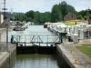 Canal van de Ardennen - Lock en stop water van Pont-à-Bar, in de stad van Dom-le-Mesnil