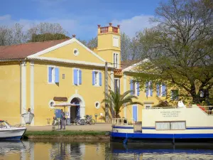 Canal del Medioda - El Somail: puerto del Canal du Midi, con sus barcos amarrados y fachadas de la aldea