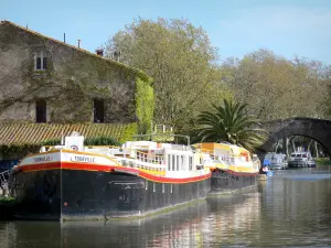 Canal del Medioda - El Somail: puerto con los barcos amarrados y burros puente sobre el canal