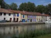 Canal del Mediodía - Casas con persianas de colores, costas, con un barco del canal y los árboles