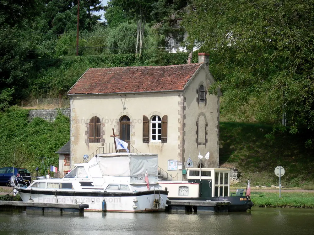 Le canal du Nivernais - Canal du Nivernais: Maison éclusière et bateaux amarrés, à Châtillon-en-Bazois