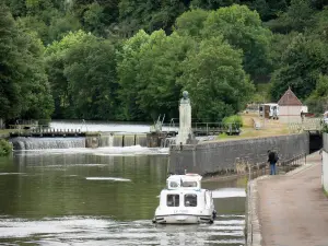 Canal du Nivernais - Yacht, het Canal du Nivernais en het slot (rechts), borstbeeld van Jean Rouvet, Yonne River (links), en bomen aan de rand van het water; Clamecy